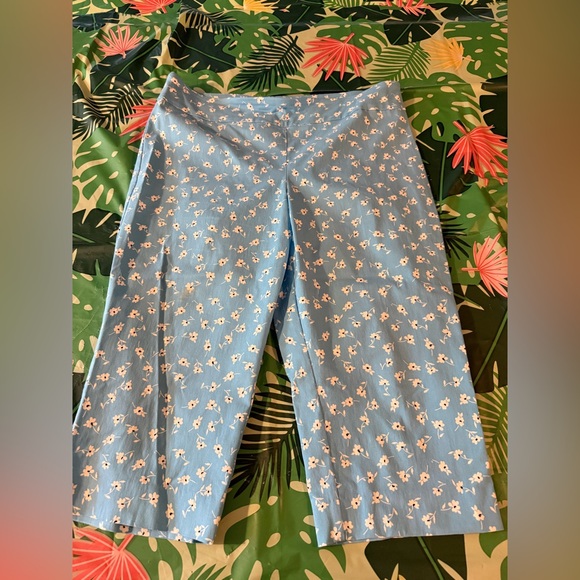 Counterparts Pants - Counterparts White Floral Stretch Blue Capri 16P Petite 16